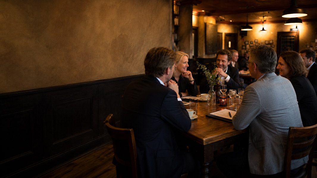 Zakelijke groep aan tafel bij Restaurant Spoorzicht in Heerenveen