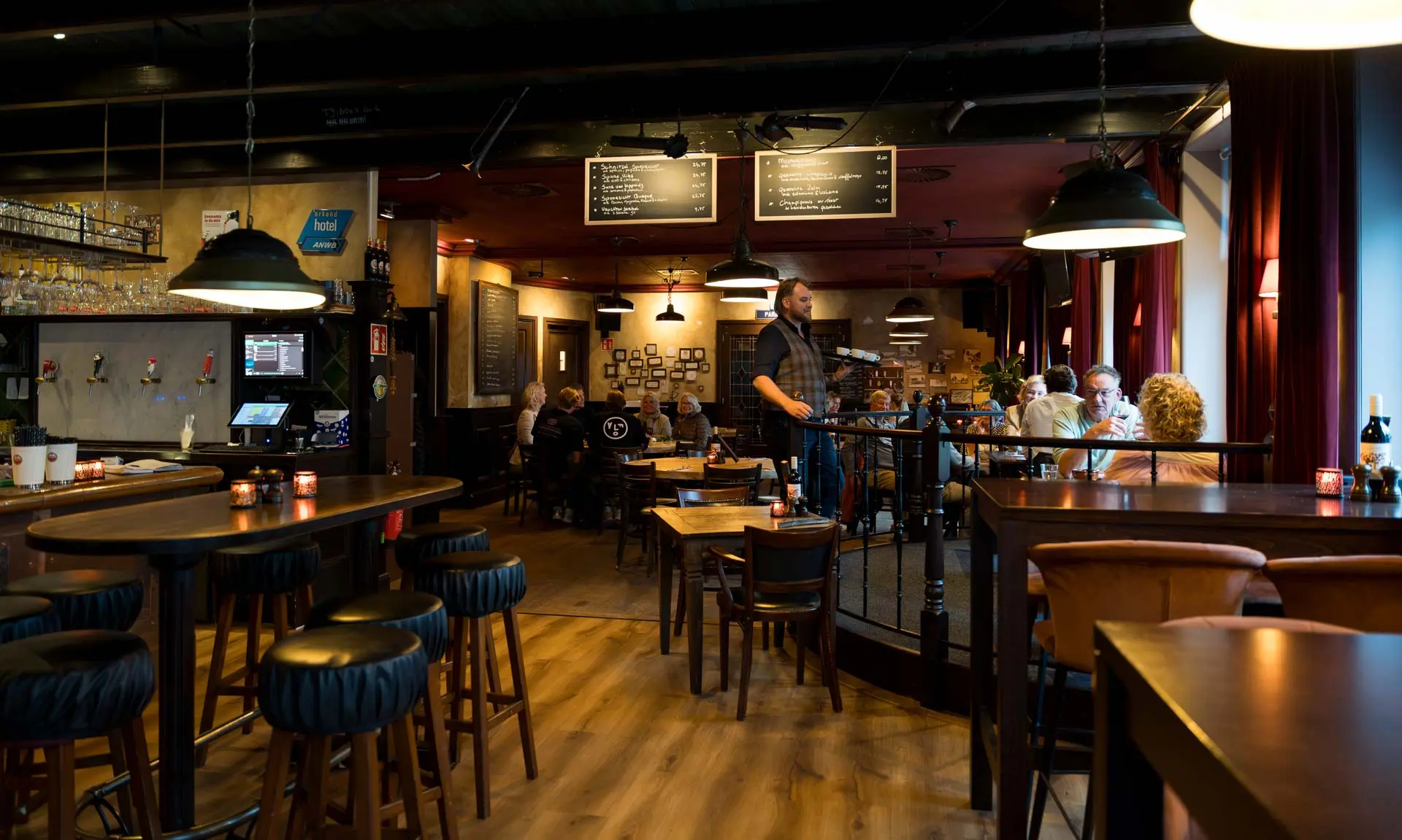 Interieur van Restaurant Spoorzicht Heerenveen met gasten aan tafel