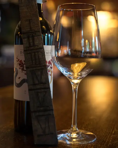Fles wijn en gevuld wijnglas in Restaurant Spoorzicht Heerenveen